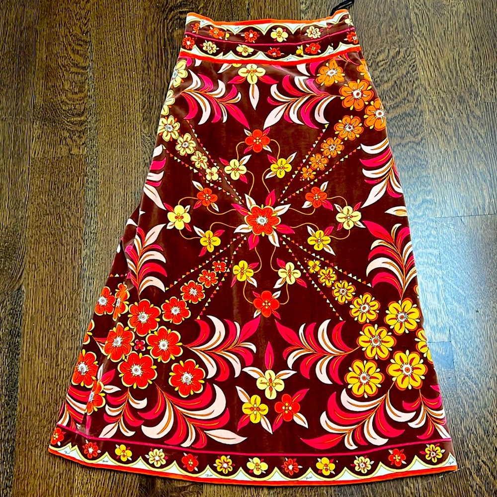 Vintage A-Line Pucci skirt!  24 inch waist and 31 inches length.  Classic!!